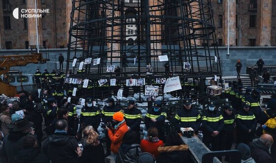 У Тбілісі на місці протестів почали встановлювати новорічну ялинку