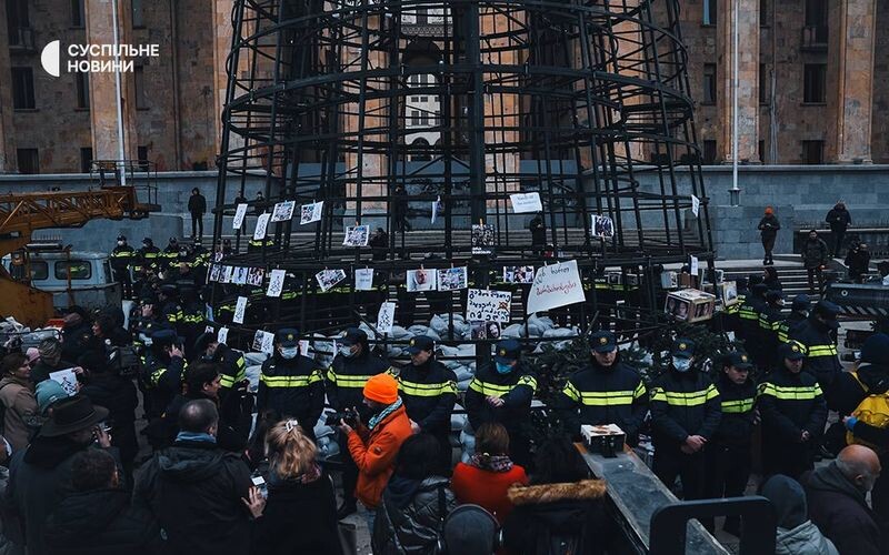 У Тбілісі на місці протестів почали встановлювати новорічну ялинку