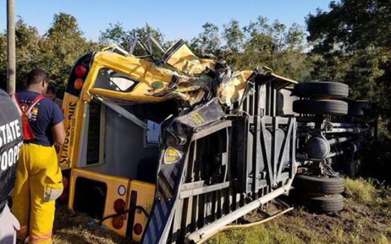 Во Флориде грузовик протаранил школьный автобус