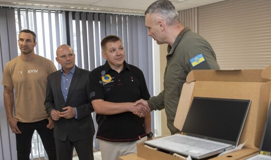 Мер Києва передав одному Медичному центру столиці 65 сучасних ноутбуків