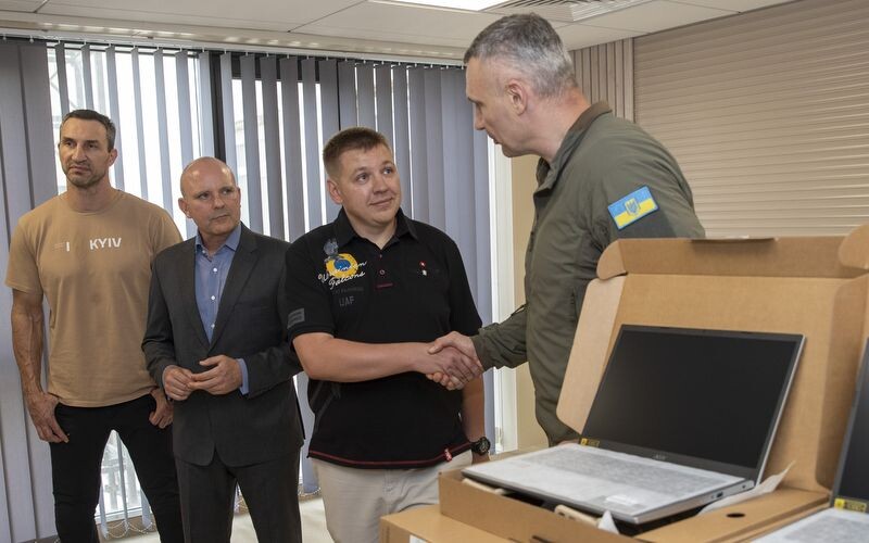 Мер Києва передав одному Медичному центру столиці 65 сучасних ноутбуків