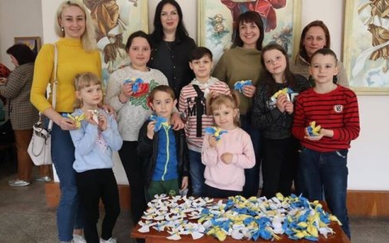 На Тернопільщині більше ста оберігів, виготовлених дитячими руками, відправили військовим
