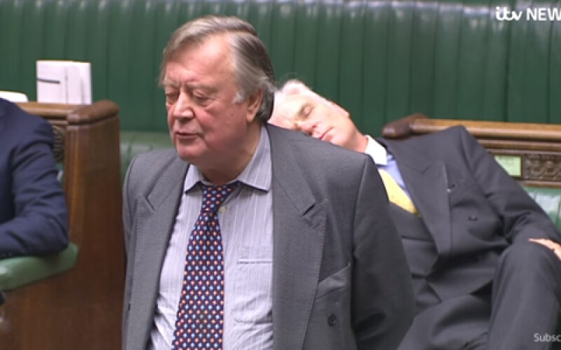 В Британии депутат заснул во время дебатов. Видео