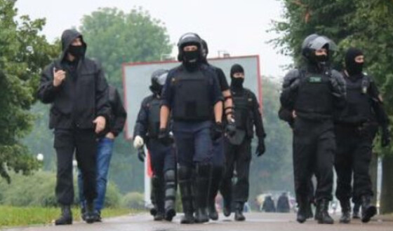 Во время протестов в Беларуси пострадали более 150 силовиков