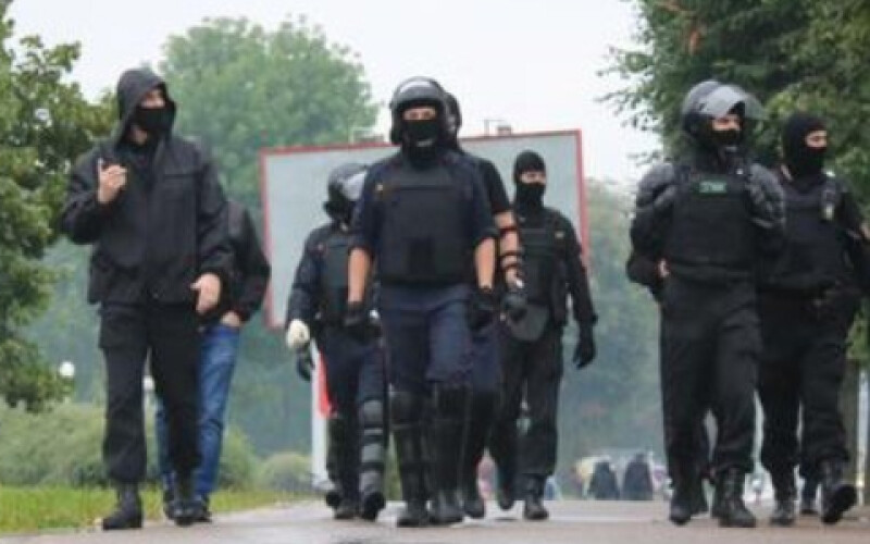 Во время протестов в Беларуси пострадали более 150 силовиков