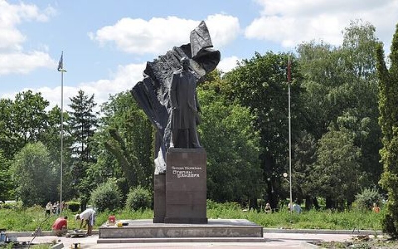 У Тернополі вдруге за тиждень вандали поглумилися над пам&#8217;ятником Степану Бандері