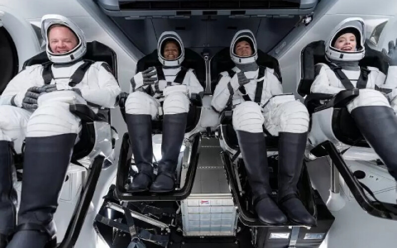 SpaceX відправила на орбіту першу повністю цивільну місію космонавтів