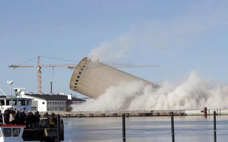 В Дании взорванная башня упала на библиотеку