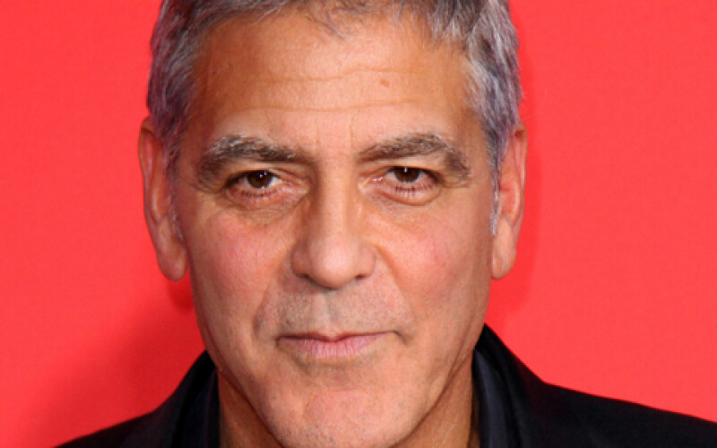 Джордж Клуни проходит лечение в домашних условиях