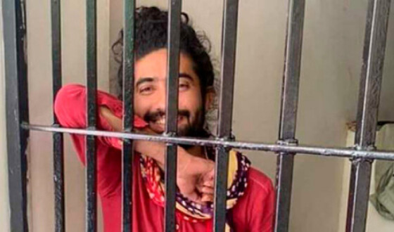 У Пакистані вчитель провів ніч у в&#8217;язниці через довге волосся