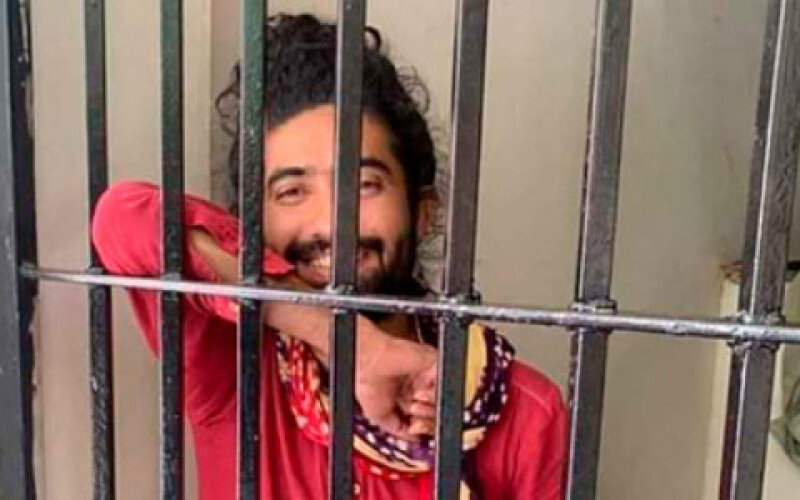 У Пакистані вчитель провів ніч у в&#8217;язниці через довге волосся