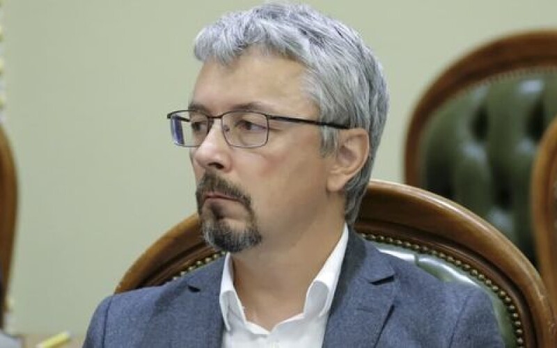 У &#8220;Слузі народу&#8221; повідомили, що міністр культури Олександр Ткаченко передумав йти у відставку