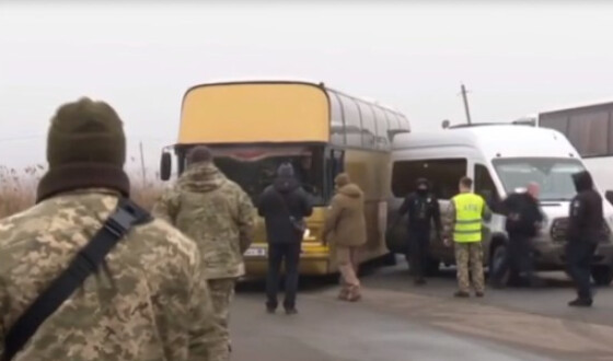 У зоні обміну полоненими на Донбасі автобус з учасниками процесу потрапив в ДТП