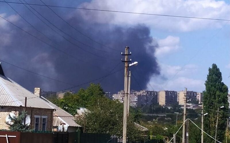 У Горлівці після вибухів над містом піднявся великий стовп диму
