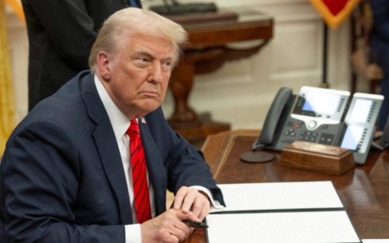 Наказ щодо призупинення допомоги Україні було віддано без участі Трампа