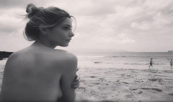 Звезда «Сумерек» Эшли Грин проводит медовый месяц на нудистском пляже