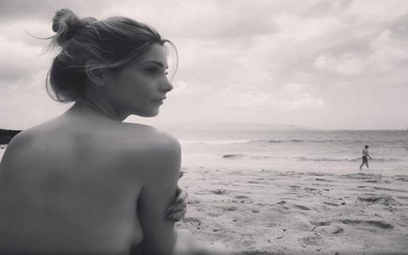 Звезда «Сумерек» Эшли Грин проводит медовый месяц на нудистском пляже