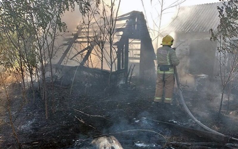 У Дніпропетровській області через горіння сухої трави знищено три будівлі