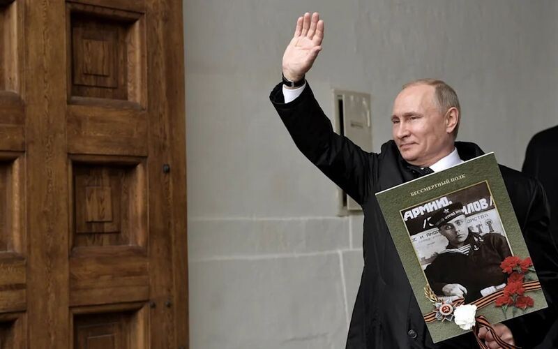 Батько путіна сумував за старим гімном СРСР