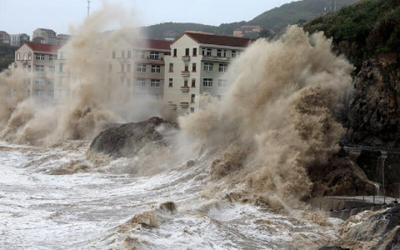 На Японію насувається надзвичайно потужний тайфун «Чанс»