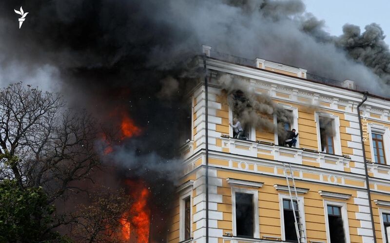 У Києві після удару російського дрона горить будівля НАН України
