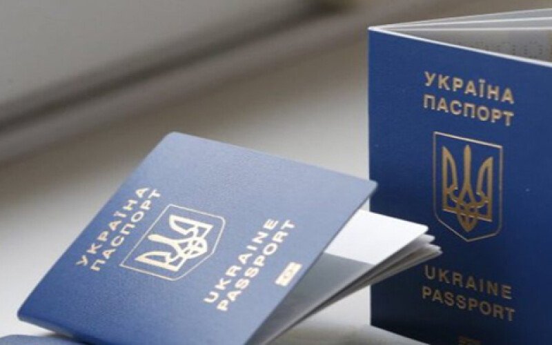 Украинцам разрешили фото на паспорт в головных уборах