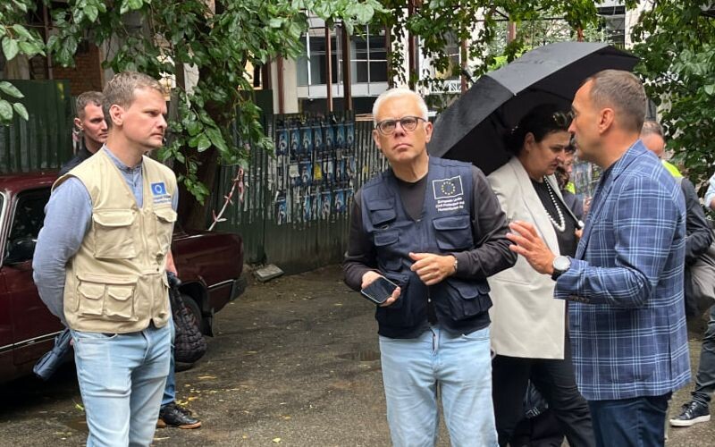 Представники ЄC відвідали в Києві будинок, що зазнав руйнувань під час нещодавньої ворожої атаки