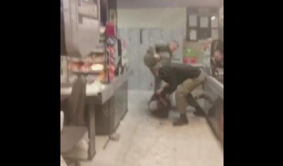 В Киеве охранники избили покупателей магазина