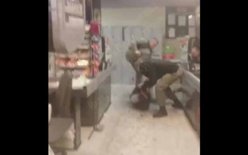 В Киеве охранники избили покупателей магазина