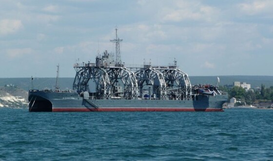 У Севастополі під ракетний обстріл потрапив ворожий корабель «Комуна»