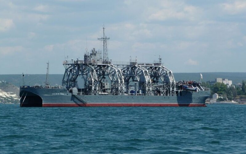 У Севастополі під ракетний обстріл потрапив ворожий корабель «Комуна»