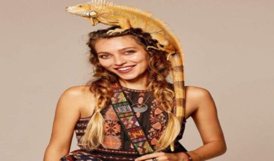 Регина Тодоренко позирует с игуаной на голове
