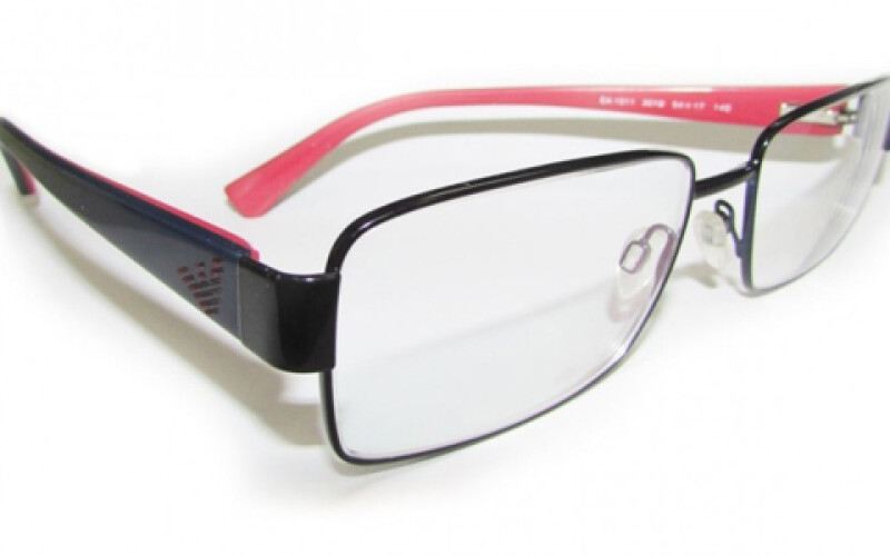 Изобретены управляемые смартфоном очки для лечения глаз