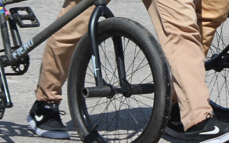У Чернігові велосипедист врізався у тролейбус