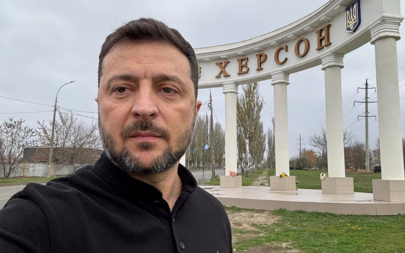Зеленський відвідав Херсон у річницю звільнення та доручив посилити оборону міста