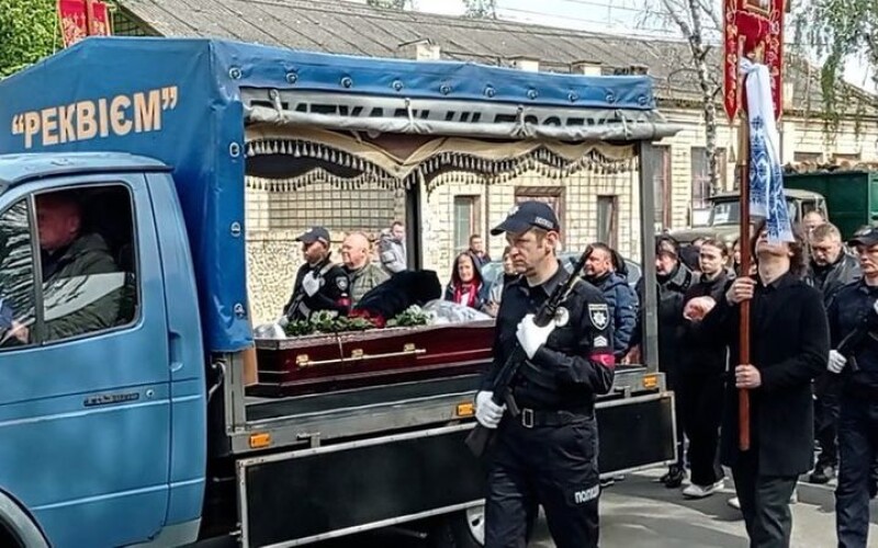 У місті Бершадь поховали поліцейського, якого вбили військові