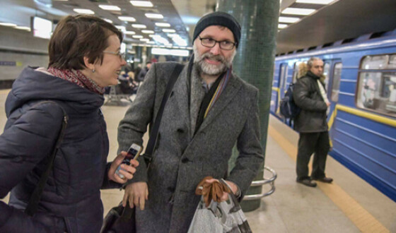В метро Киева заметили композитора «Шерлока» и «Властелина колец». Фотофакт