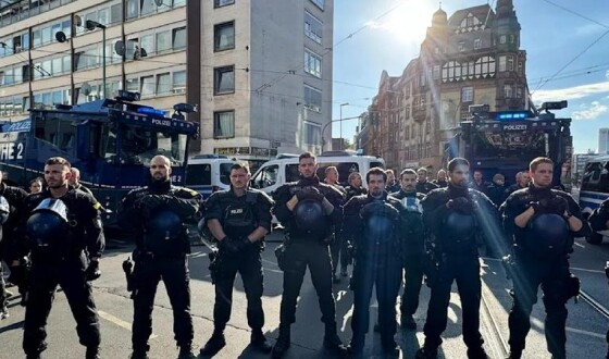 У Німеччині поліція водометами охороняла єврейський цвинтар від демонстрантів