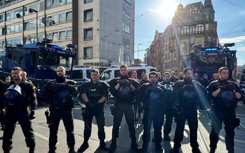 У Німеччині поліція водометами охороняла єврейський цвинтар від демонстрантів