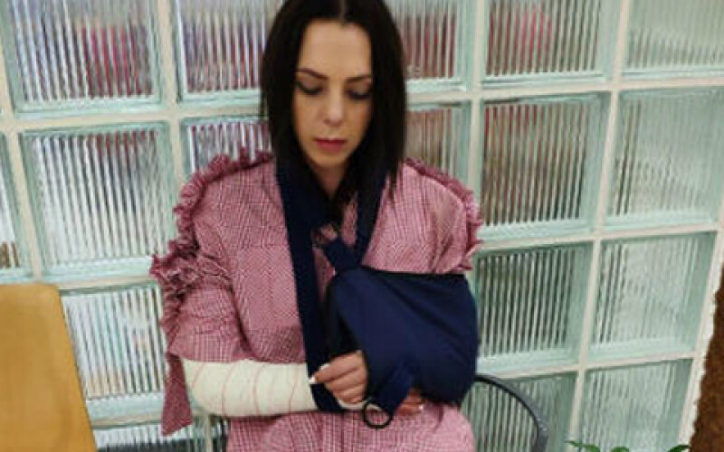 Соня Кай неудачно упала и повредила руки
