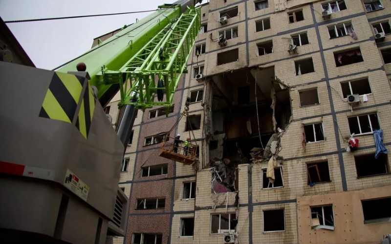 У Дніпрі після нічного удару по багатоповерхівці загинули три людини, ще одна зникла