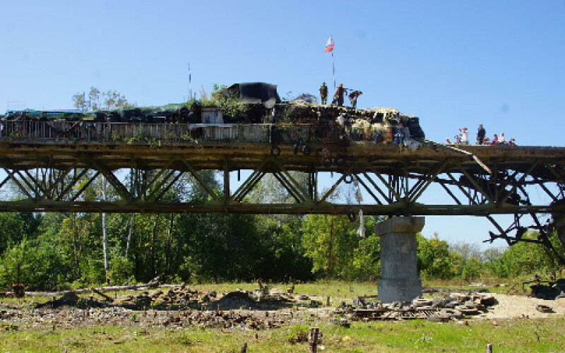 Президент доручив відремонтувати до грудня зруйнований міст на Донбасі