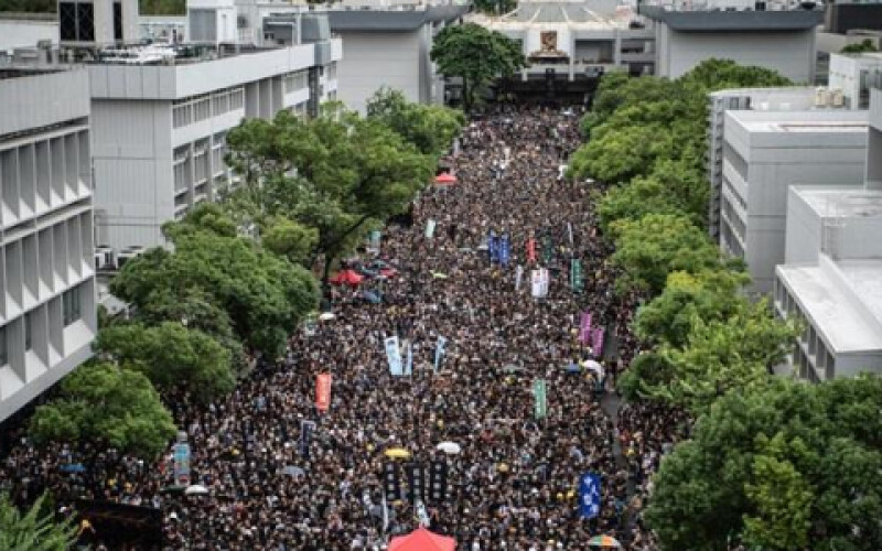 У Гонконзі десятки тисяч людей влаштували загальний страйк