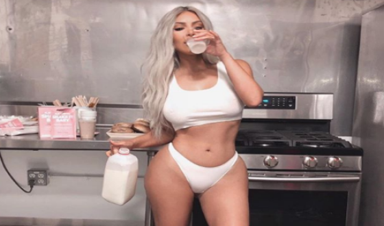 Диетологи раскритиковали молочную диету Ким Кардашьян