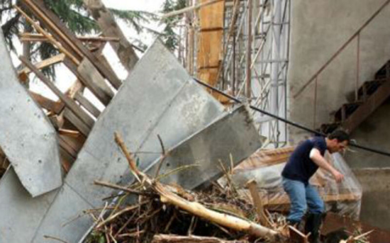 Ураган в Грузии сорвал крыши домов