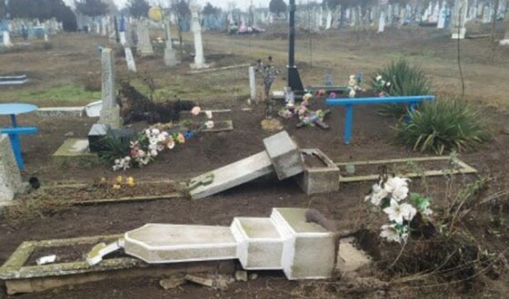 На Одещині нетверезий чоловік влаштував масовий погром на цвинтарі