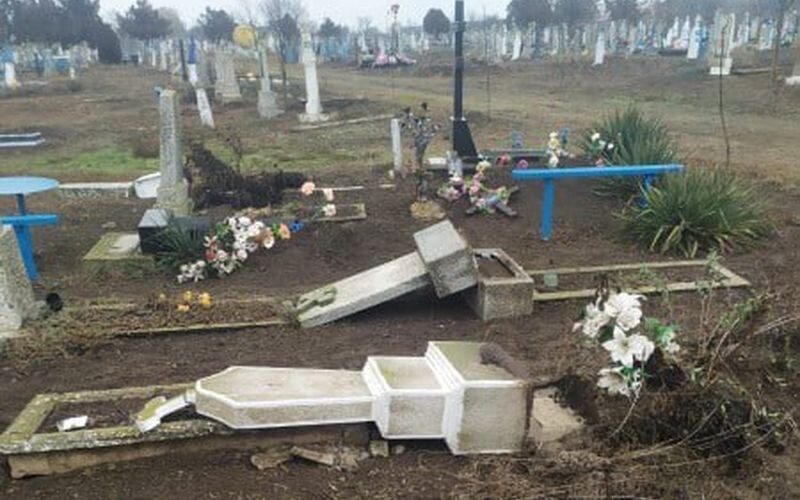 На Одещині нетверезий чоловік влаштував масовий погром на цвинтарі