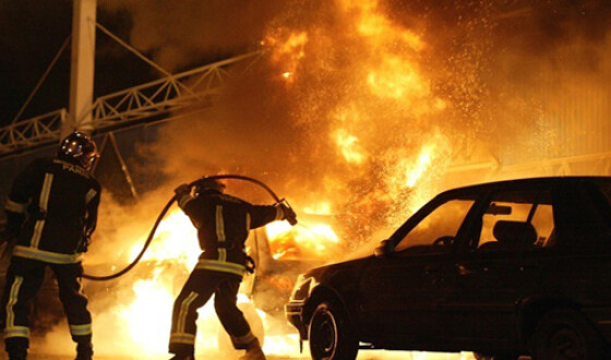 Во Франции в новогоднюю ночь сожгли более тысячи машин