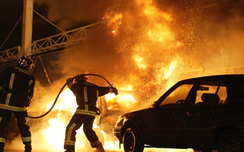 Во Франции в новогоднюю ночь сожгли более тысячи машин