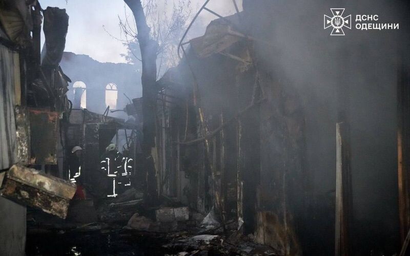 Ворог атакував Одесу ударними дронами: у місті вирують пожежі
